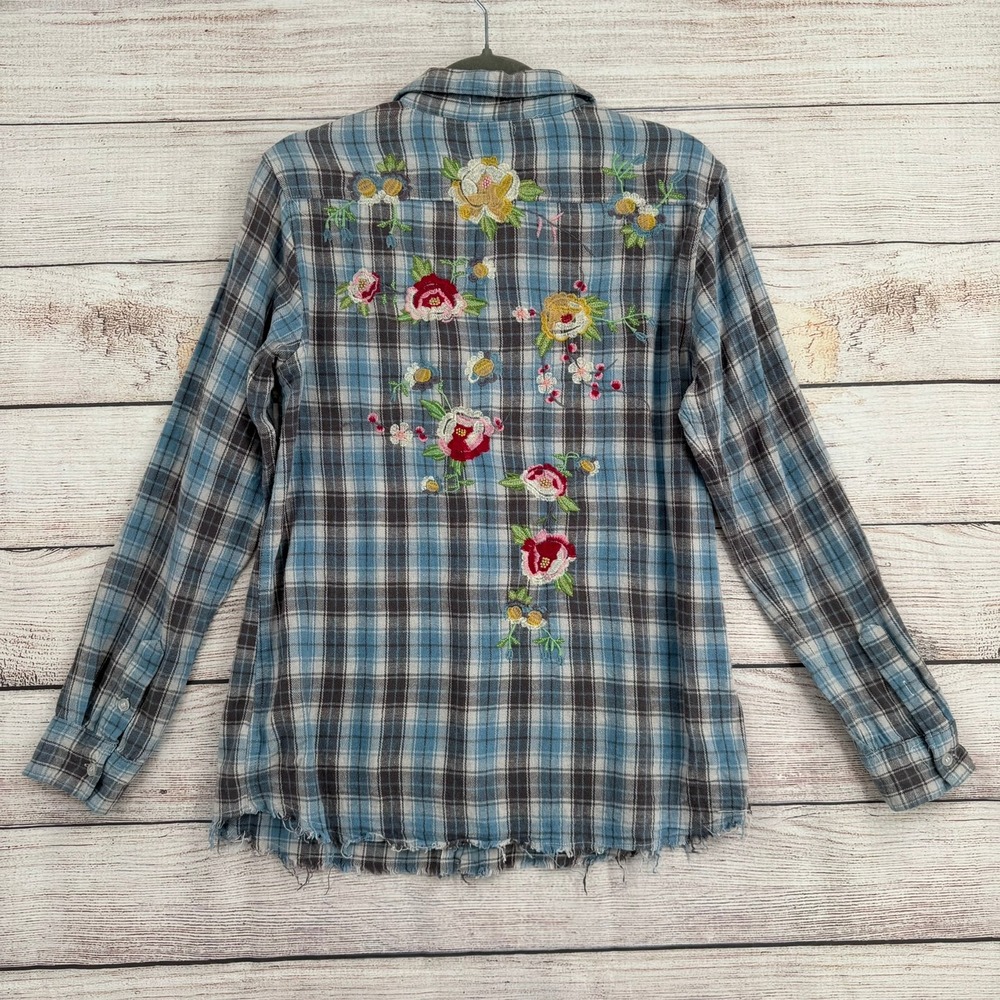 MM Vintage Plaid Shirt Women‎ M Blue Floral Embroidered Frayed Hem Button Down